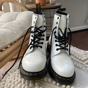 Dr. Martens Air wair  white size 7